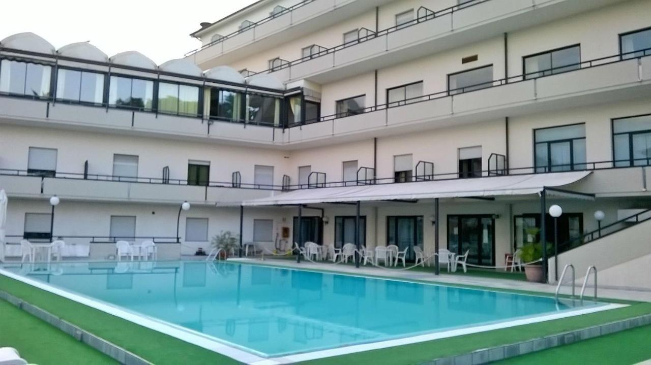 Hotel Du Parc Атри Екстериор снимка